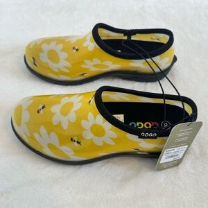 GOGO Size 8 Garden Clog. Yellow & black with flowers & bees. NEW with tags!
